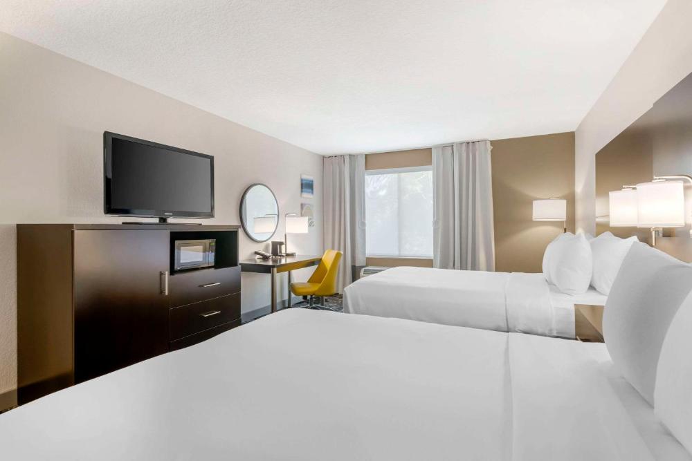 Standard Queen Room with Two Queen Beds and City View interior
